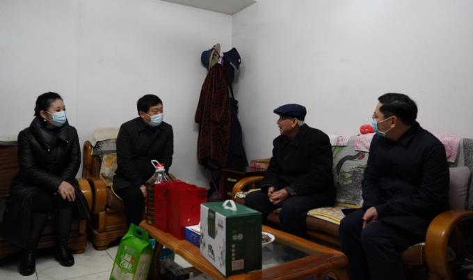 省国资委党委委员、副主任任兴文春节前夕带队走访慰问必发888集团老党员