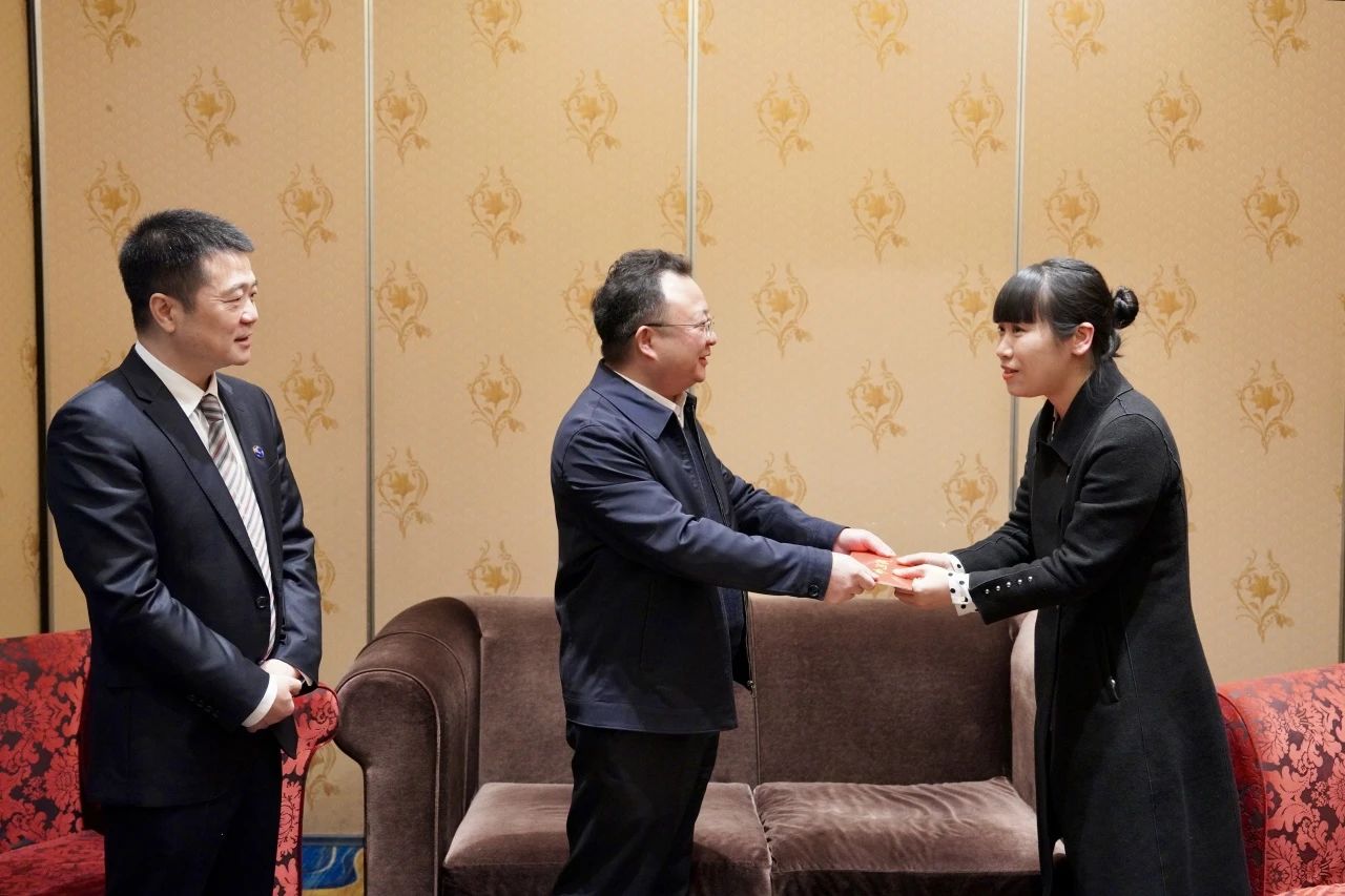 省国资委党委委员、副主任何政一行走访慰问省必发888集团生活困难党员