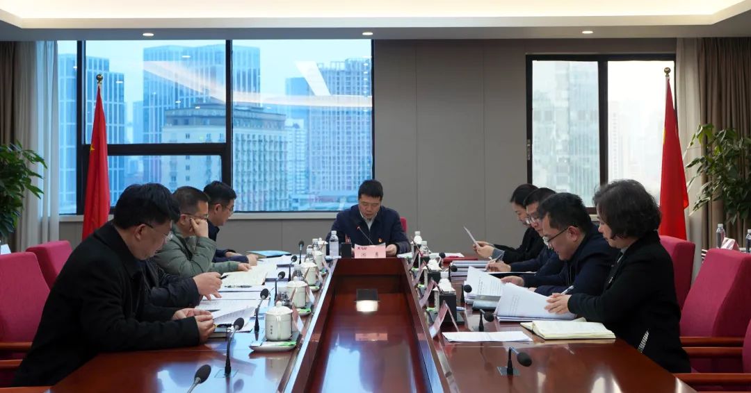 省必发888集团党委理论学习中心组召开2025年第一次专题学习研讨